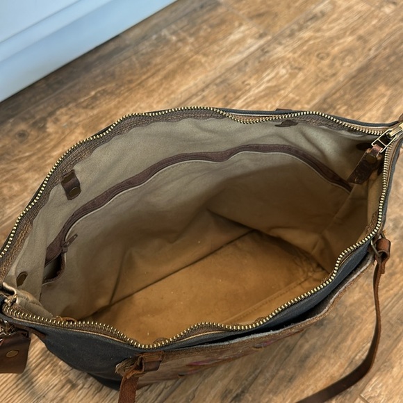 In blue black waxed canvas tote with leather pocket and flower handles - Picture 5 of 6